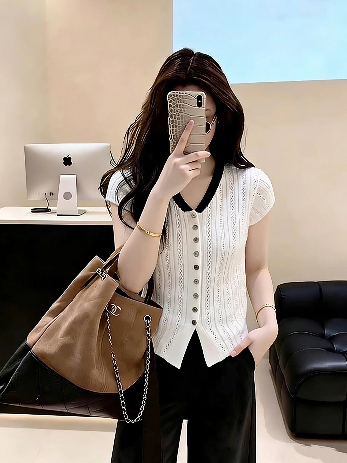 Color Block Design Hollow out Knitted Top Women's Single Button Simple Style Summer Fashionable Casual Loose Fit Inner Wear
Color Block Design Hollow out Knitted Top Women's Single Button Simple Style Summer Fashionable Casual Loose Fit Inner Wear