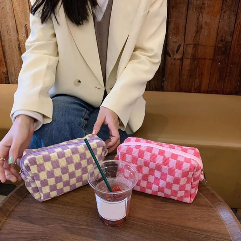 Easy to Clean Makeup Bag Plaid Print Women's Cosmetic Bag with Zipper Closure Soft Plush Large Capacity Makeup for Lipstick
Easy to Clean Makeup Bag Plaid Print Women's Cosmetic Bag with Zipper Closure Soft Plush Large Capacity Makeup for Lipstick