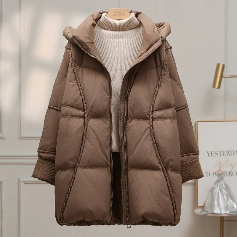 Новая теплая женская куртка-пуховик оверсайз из высококачественного материала с капюшоном, осенне-зимняя, модная, с наполнителем из белого утиного пуха
Новая теплая женская куртка-пуховик оверсайз из высококачественного материала с капюшоном, осенне-зимняя, модная, с наполнителем из белого утиного пуха