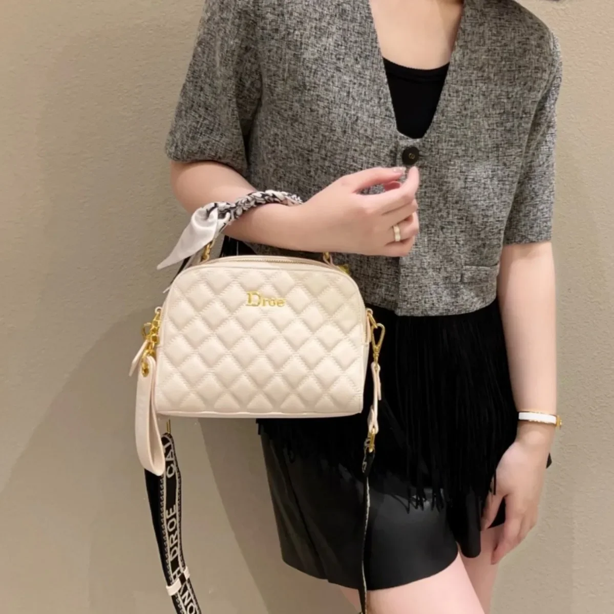 Trendy Unique Letter Logo Handbag for Women with High-End Capacity and Casual Business Fashion
Trendy Unique Letter Logo Handbag for Women with High-End Capacity and Casual Business Fashion