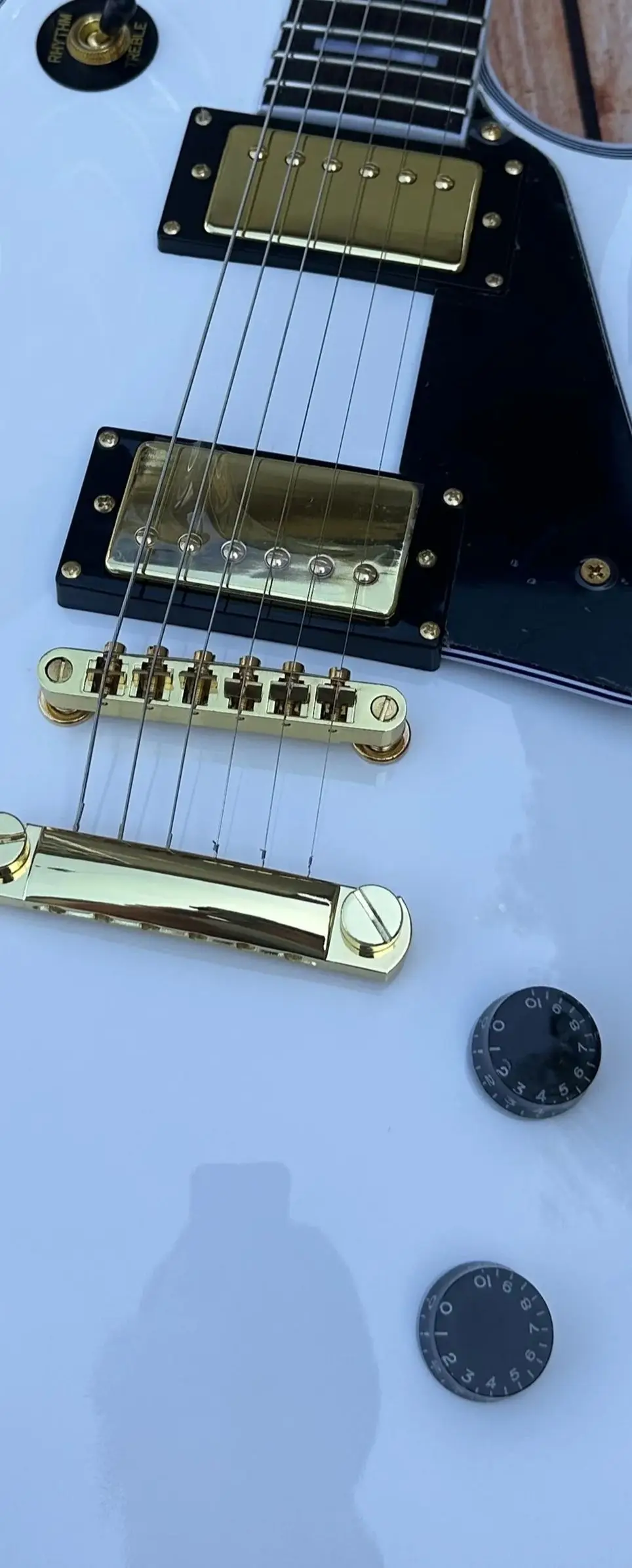 Customized electric guitar, yellow logo and body binding, gold vibrato, gold accessories, quick shipping
Customized electric guitar, yellow logo and body binding, gold vibrato, gold accessories, quick shipping