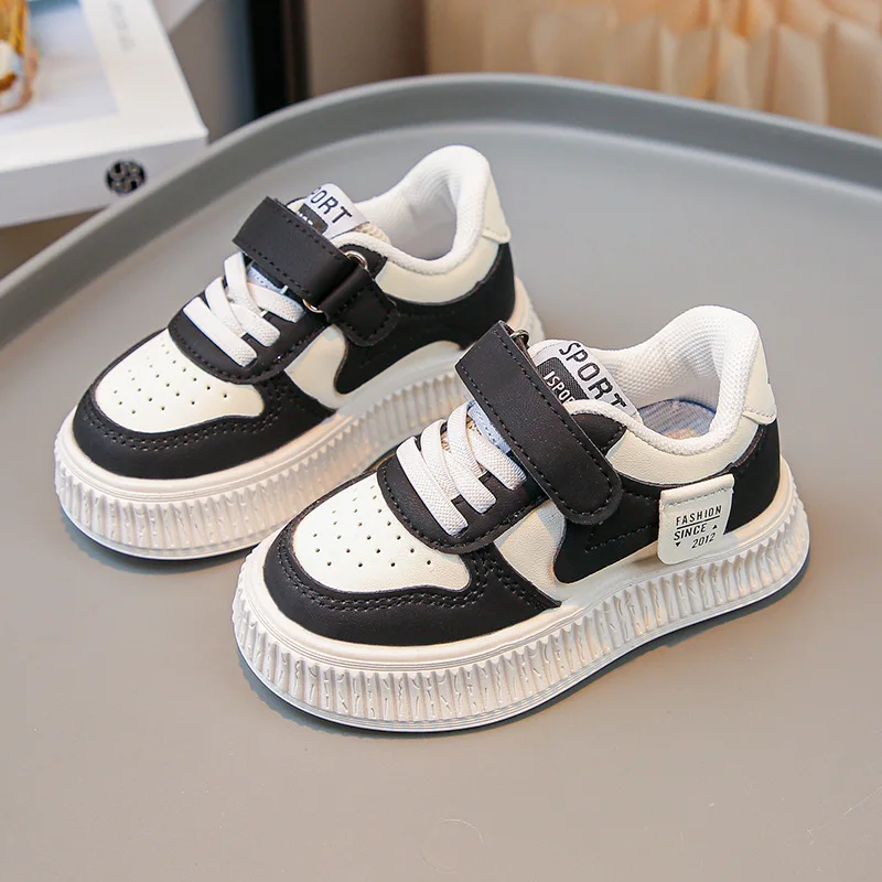 Детские осенние модные повседневные универсальные туфли для девочек на липучке, кроссовки на мягкой подошве для мальчиков, однотонные белые туфли на мягкой подошве
Детские осенние модные повседневные универсальные туфли для девочек на липучке, кроссовки на мягкой подошве для мальчиков, однотонные белые туфли на мягкой подошве