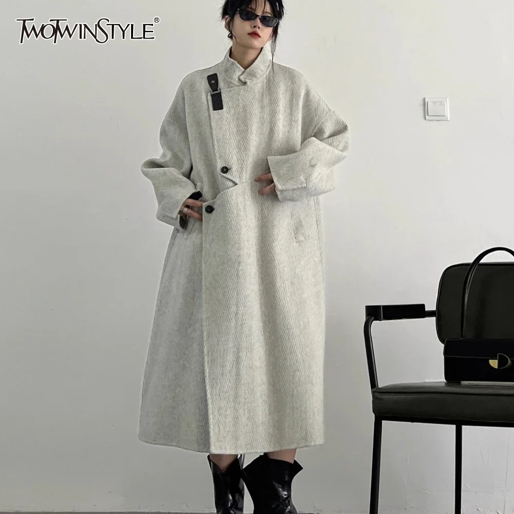TWOTWINSTYLE однотонные свободные куртки для женщин с воротником-стойкой и длинными рукавами, минималистичный темперамент, женское пальто с карманами
TWOTWINSTYLE однотонные свободные куртки для женщин с воротником-стойкой и длинными рукавами, минималистичный темперамент, женское пальто с карманами