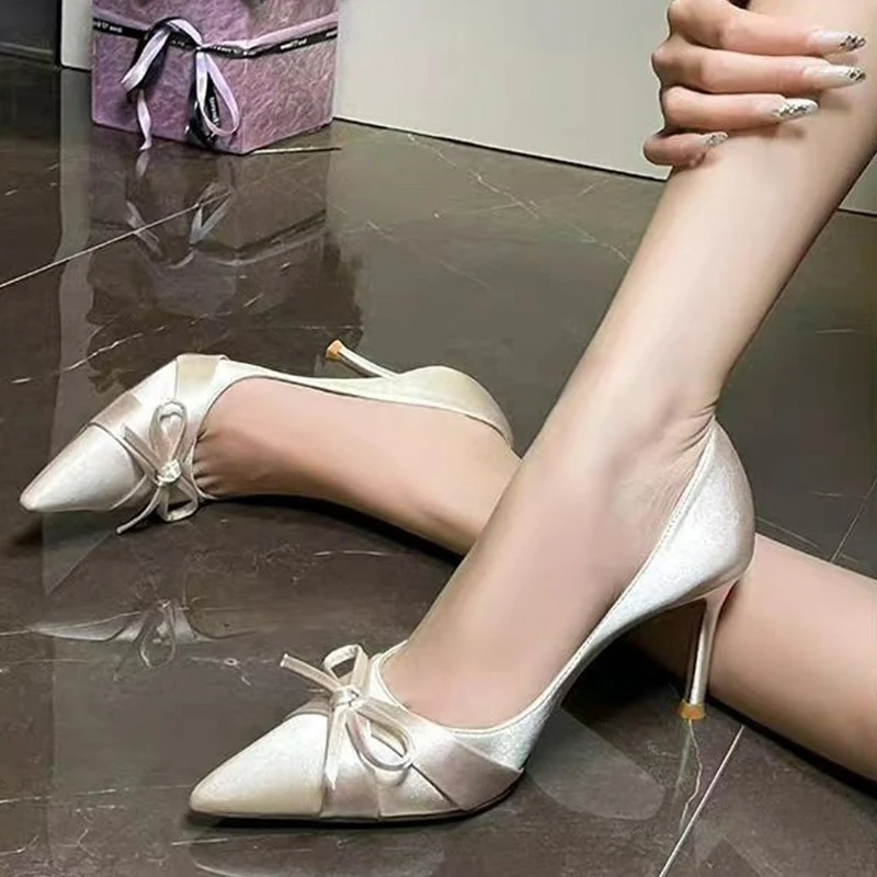 Элегантные женские босоножки на высоком каблуке, удобные износостойкие туфли без шнуровки на тонком каблуке с острым носком и бантом
Элегантные женские босоножки на высоком каблуке, удобные износостойкие туфли без шнуровки на тонком каблуке с острым носком и бантом
