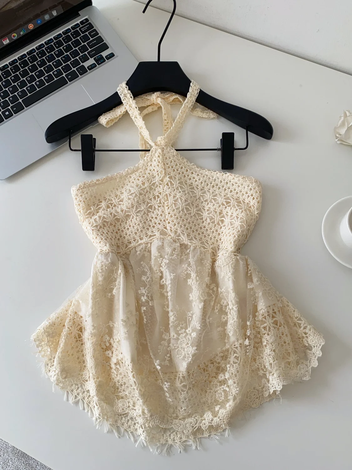 Elegant Lace Hollow out Strap Vest Women's Slim Fit Beautiful Backless Top Gentle Wind Style Summer Fashion Casual Wear
Elegant Lace Hollow out Strap Vest Women's Slim Fit Beautiful Backless Top Gentle Wind Style Summer Fashion Casual Wear