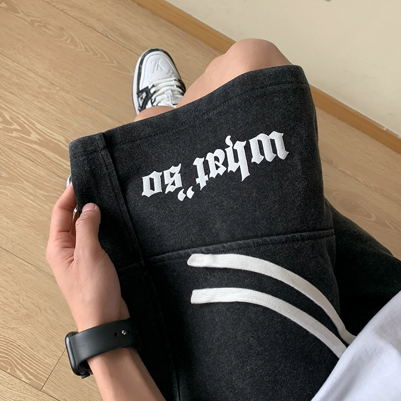 Мужские винтажные спортивные брюки Waed: летние, в американском ретро-стиле, повседневные, больших размеров, длиной до колена, модные, дышащие, прямого кроя.
Мужские винтажные спортивные брюки Waed: летние, в американском ретро-стиле, повседневные, больших размеров, длиной до колена, модные, дышащие, прямого кроя.