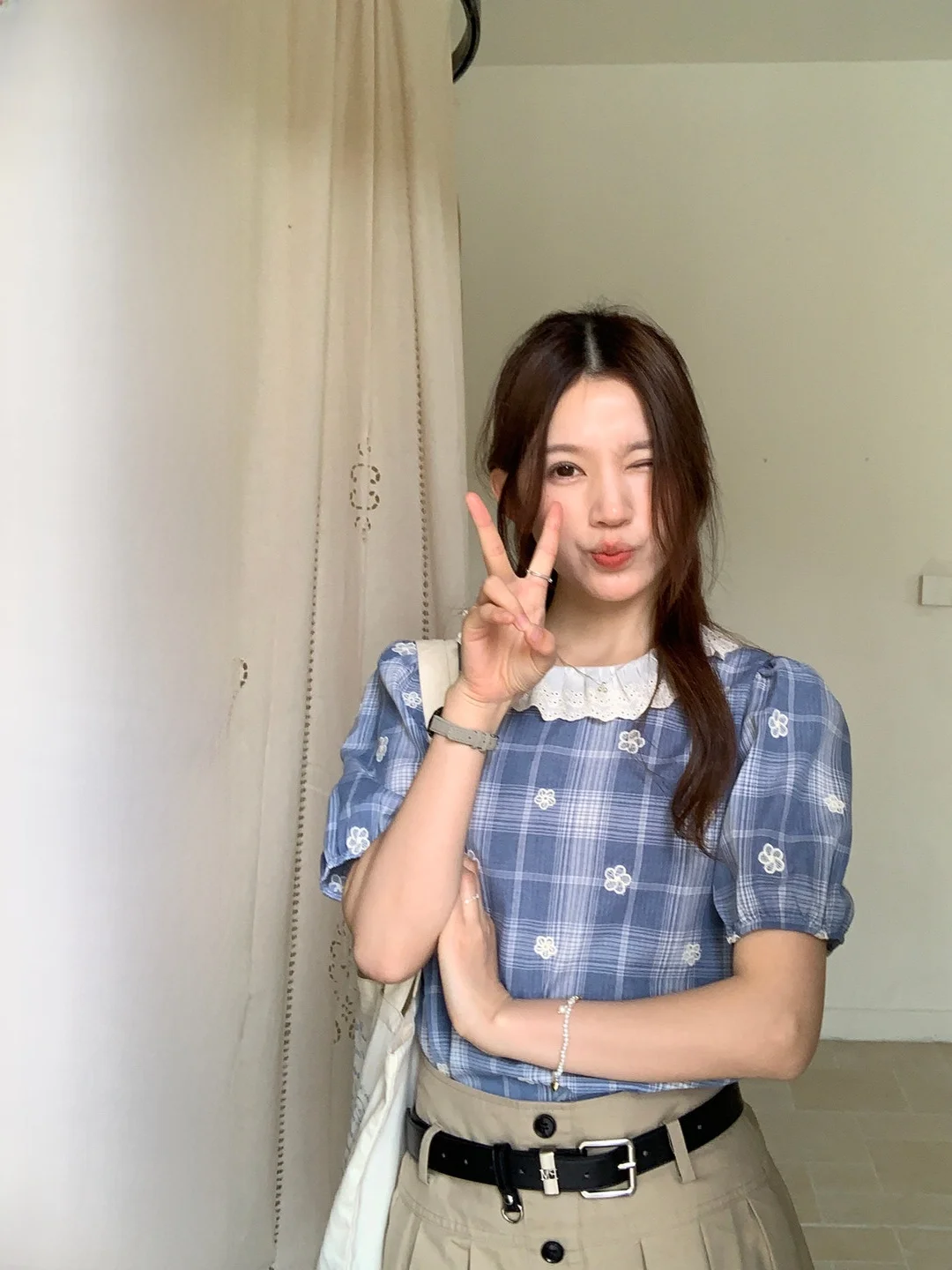 Шикарная рубашка с коротким рукавом в клетку с цветочной вышивкой, винтажный корейский стиль, дышащая хлопковая ткань, рукава-фонарики, модная рабочая одежда для девушек
Шикарная рубашка с коротким рукавом в клетку с цветочной вышивкой, винтажный корейский стиль, дышащая хлопковая ткань, рукава-фонарики, модная рабочая одежда для девушек