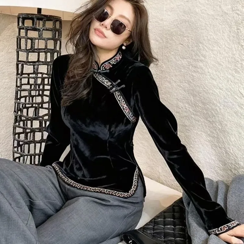 Новая женская одежда в китайском стиле: черный бархатный топ-ципао с кружевными пуговицами для коррекции фигуры зимой, в комплекте с короткой рубашкой внутри
Новая женская одежда в китайском стиле: черный бархатный топ-ципао с кружевными пуговицами для коррекции фигуры зимой, в комплекте с короткой рубашкой внутри