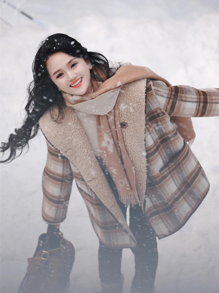 Двустороннее шерстяное пальто для женщин в стиле ретро, в клетку, теплое, для повседневной носки, свободного кроя, в корейском стиле, длинное, на одной пуговице
Двустороннее шерстяное пальто для женщин в стиле ретро, в клетку, теплое, для повседневной носки, свободного кроя, в корейском стиле, длинное, на одной пуговице