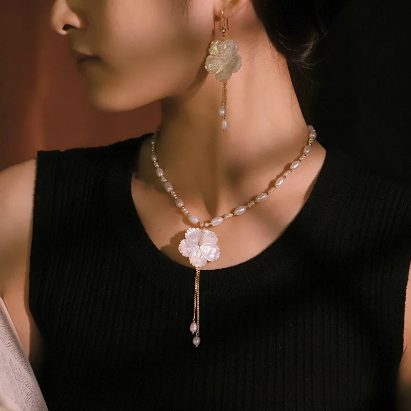 Оригинальный натуральный жемчуг, цветок, ракушка, цепочка, ожерелье, серьги, комплект для женщин, очаровательный кулон с кисточкой, колье, роскошные комплекты ювелирных изделий, подарки
Оригинальный натуральный жемчуг, цветок, ракушка, цепочка, ожерелье, серьги, комплект для женщин, очаровательный кулон с кисточкой, колье, роскошные комплекты ювелирных изделий, подарки