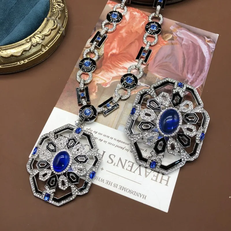 Temperament Fashion Medieval Jewelry Versatile Necklace Earrings Gold-plated Premium Contrast Color with Textured Rhombus Neckla
Temperament Fashion Medieval Jewelry Versatile Necklace Earrings Gold-plated Premium Contrast Color with Textured Rhombus Neckla
