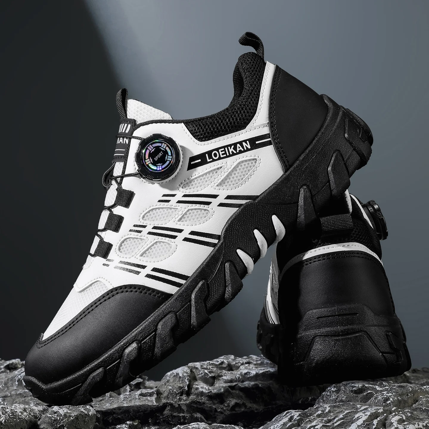 Men's all-season outdoor casual hiking shoes, comfortable and breathable, featuring a twist buckle design.
Men's all-season outdoor casual hiking shoes, comfortable and breathable, featuring a twist buckle design.