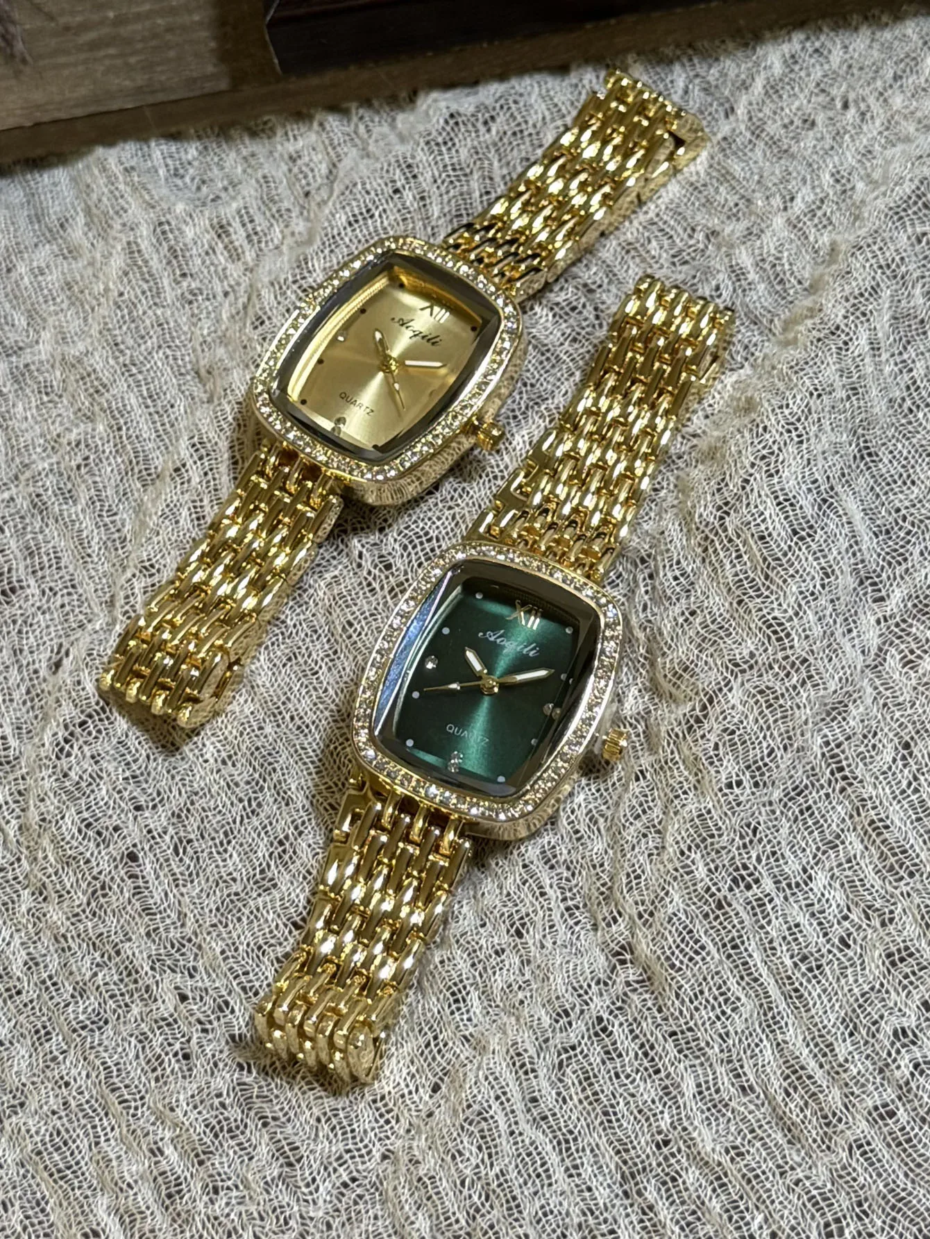 Популярные женские часы с ремешком из сплава, женские роскошные подарочные кварцевые наручные часы, студенческие модные простые квадратные кварцевые складные часы
Популярные женские часы с ремешком из сплава, женские роскошные подарочные кварцевые наручные часы, студенческие модные простые квадратные кварцевые складные часы