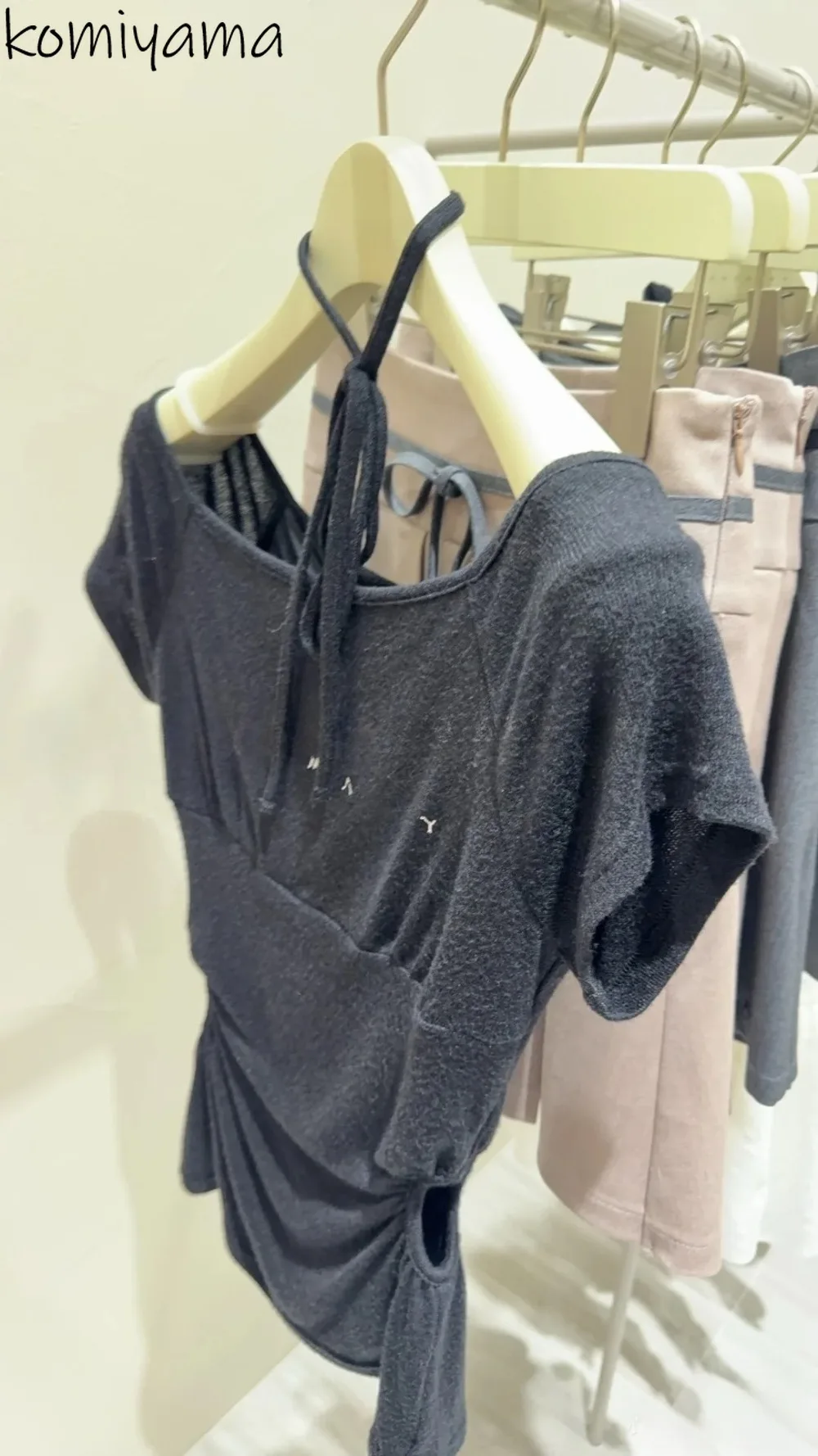 Женская одежда с разрезом на шее, на шнуровке, Ropa De Mujer, с вырезом на талии, лето 2022, новая одежда с лямкой на шее, японская футболка Roupas
Женская одежда с разрезом на шее, на шнуровке, Ropa De Mujer, с вырезом на талии, лето 2022, новая одежда с лямкой на шее, японская футболка Roupas