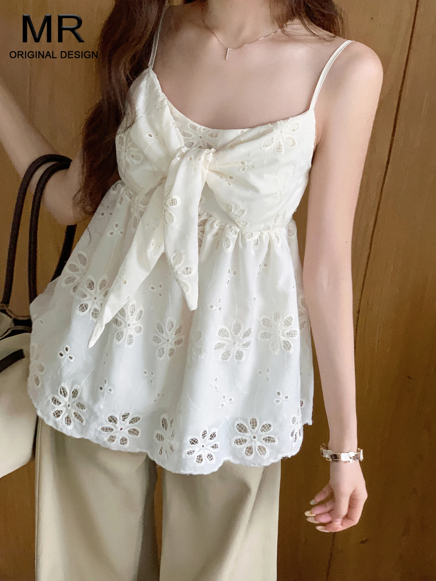 Sweet Floral Embroidery Knot Halter Vest Women's New 2026 Summer Waist-Cinching Design Beautiful Top Breathable
Sweet Floral Embroidery Knot Halter Vest Women's New 2026 Summer Waist-Cinching Design Beautiful Top Breathable