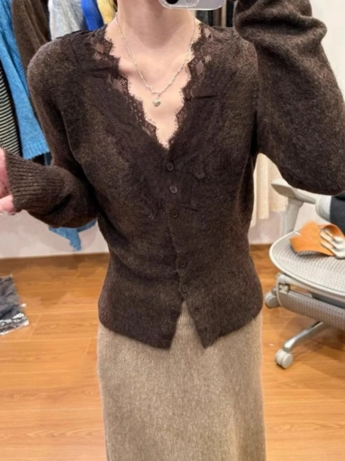 Cafe Au Lait V-Neck Lace Trim Splice Knitted Sweater Women's Base Shirt Slim Fit Korean Style Commute Design Winter Design
Cafe Au Lait V-Neck Lace Trim Splice Knitted Sweater Women's Base Shirt Slim Fit Korean Style Commute Design Winter Design