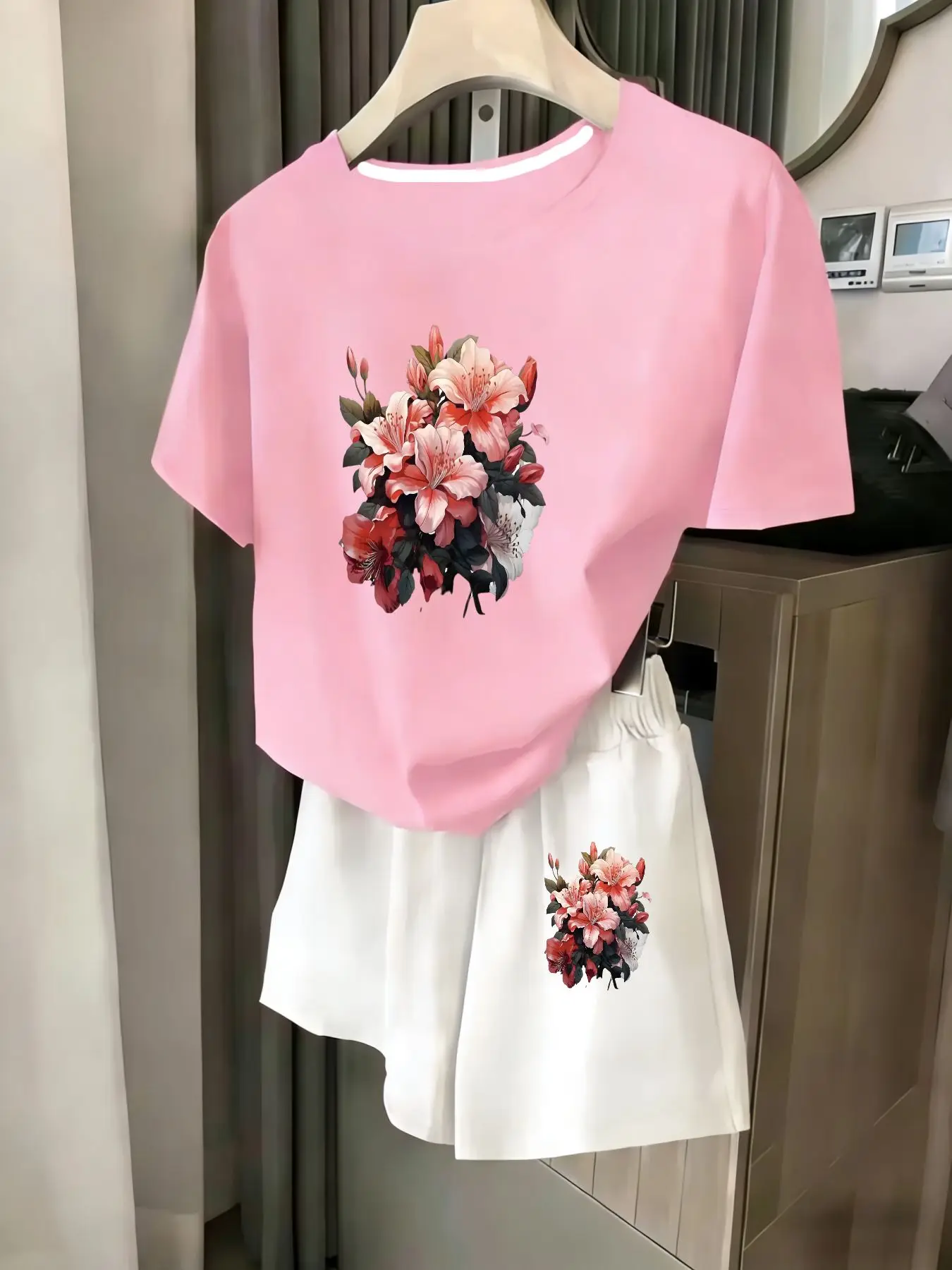 Ladies 2-Piece Set Summer Beach Vacation Casual round Neck Short Sleeve Random Print T-Shirt Elastic Waist Shorts Suit Comfortab
Ladies 2-Piece Set Summer Beach Vacation Casual round Neck Short Sleeve Random Print T-Shirt Elastic Waist Shorts Suit Comfortab