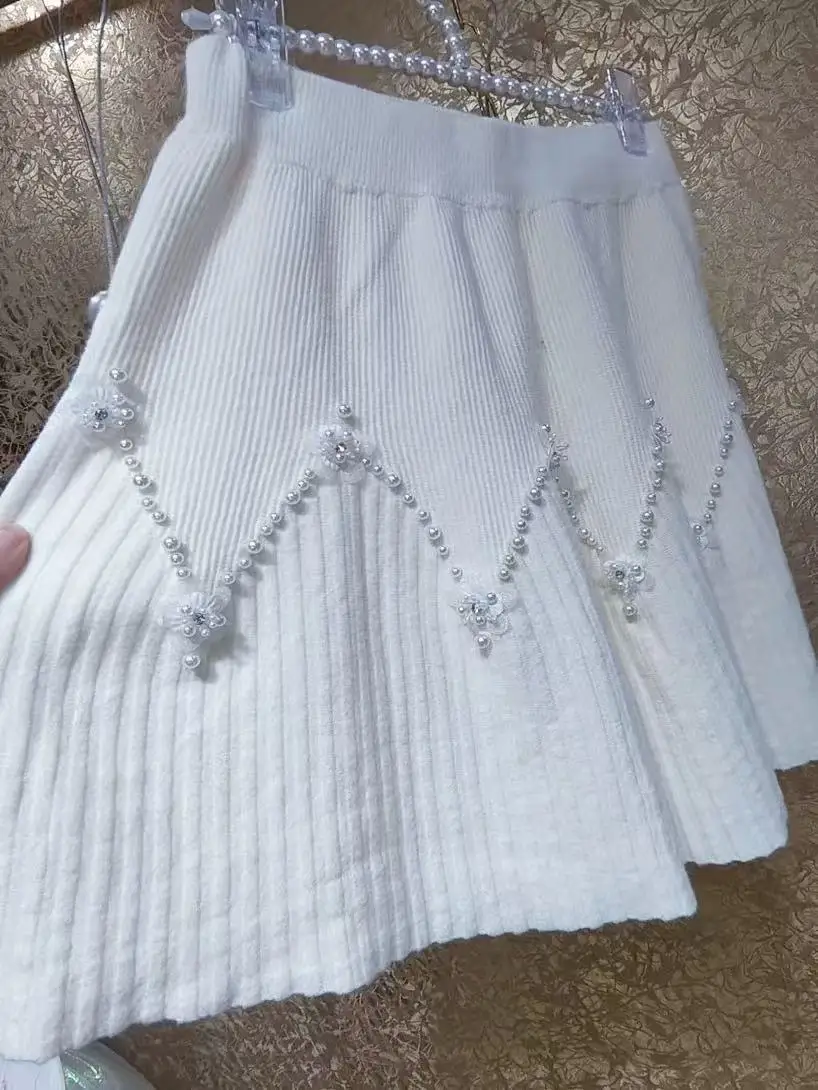 Autumn Winter New Fashion Pearls Beading Stitch Off White Short Skirt High Waist Big Swing Pleated Half Skirt Women's Skirt
Autumn Winter New Fashion Pearls Beading Stitch Off White Short Skirt High Waist Big Swing Pleated Half Skirt Women's Skirt