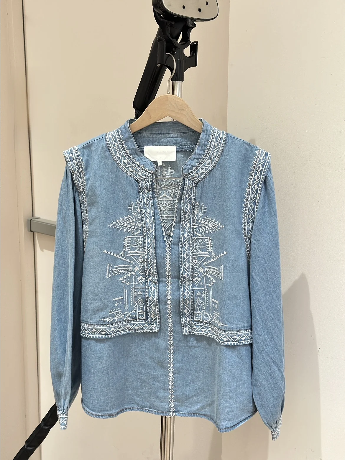 Elegant Long Sleeve Stand Collar Embroidered Denim Shirt Summer Heavy Weight Positioning Stitching Women's Cotton Shirt
Elegant Long Sleeve Stand Collar Embroidered Denim Shirt Summer Heavy Weight Positioning Stitching Women's Cotton Shirt