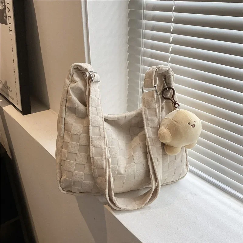large capacity armpit bag female college student class messenger bag shopping bag
large capacity armpit bag female college student class messenger bag shopping bag