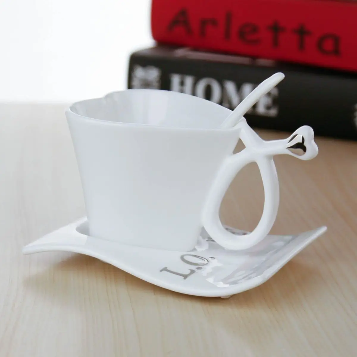 Creative love-type peach heart-shaped cup, mug, ceramic cup, coffee cup saucer, milk cup with base
Creative love-type peach heart-shaped cup, mug, ceramic cup, coffee cup saucer, milk cup with base