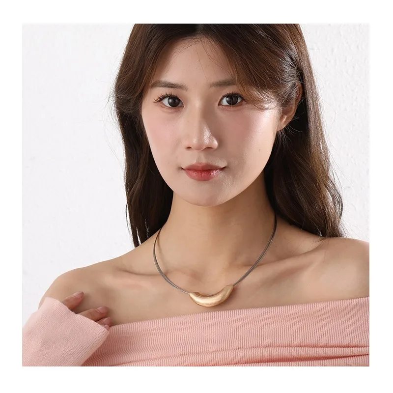 Clavicle Chain Jewelry Hot-selling Metal High-end Autumn and Winter New Niche Alloy Short Necklace
Clavicle Chain Jewelry Hot-selling Metal High-end Autumn and Winter New Niche Alloy Short Necklace
