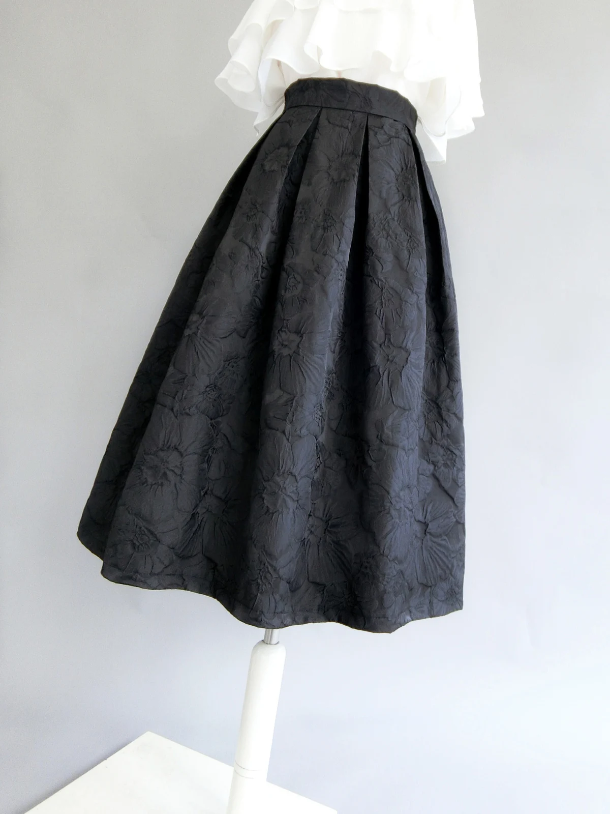 Весенне-осенняя новая женская юбка средней длины, ретро-трапеция, черная модная элегантная плиссированная длинная юбка
Весенне-осенняя новая женская юбка средней длины, ретро-трапеция, черная модная элегантная плиссированная длинная юбка