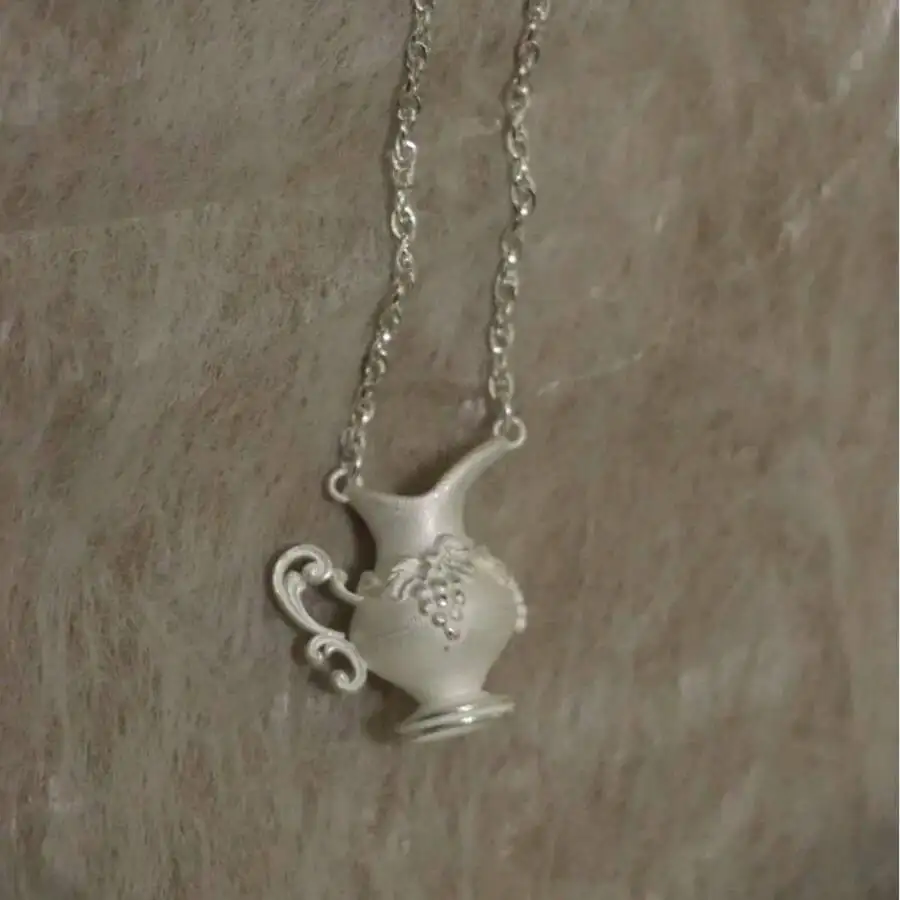 Matte White Pot Shaped Pendant Necklace With Grape Relief Chain Jewelry
Matte White Pot Shaped Pendant Necklace With Grape Relief Chain Jewelry
