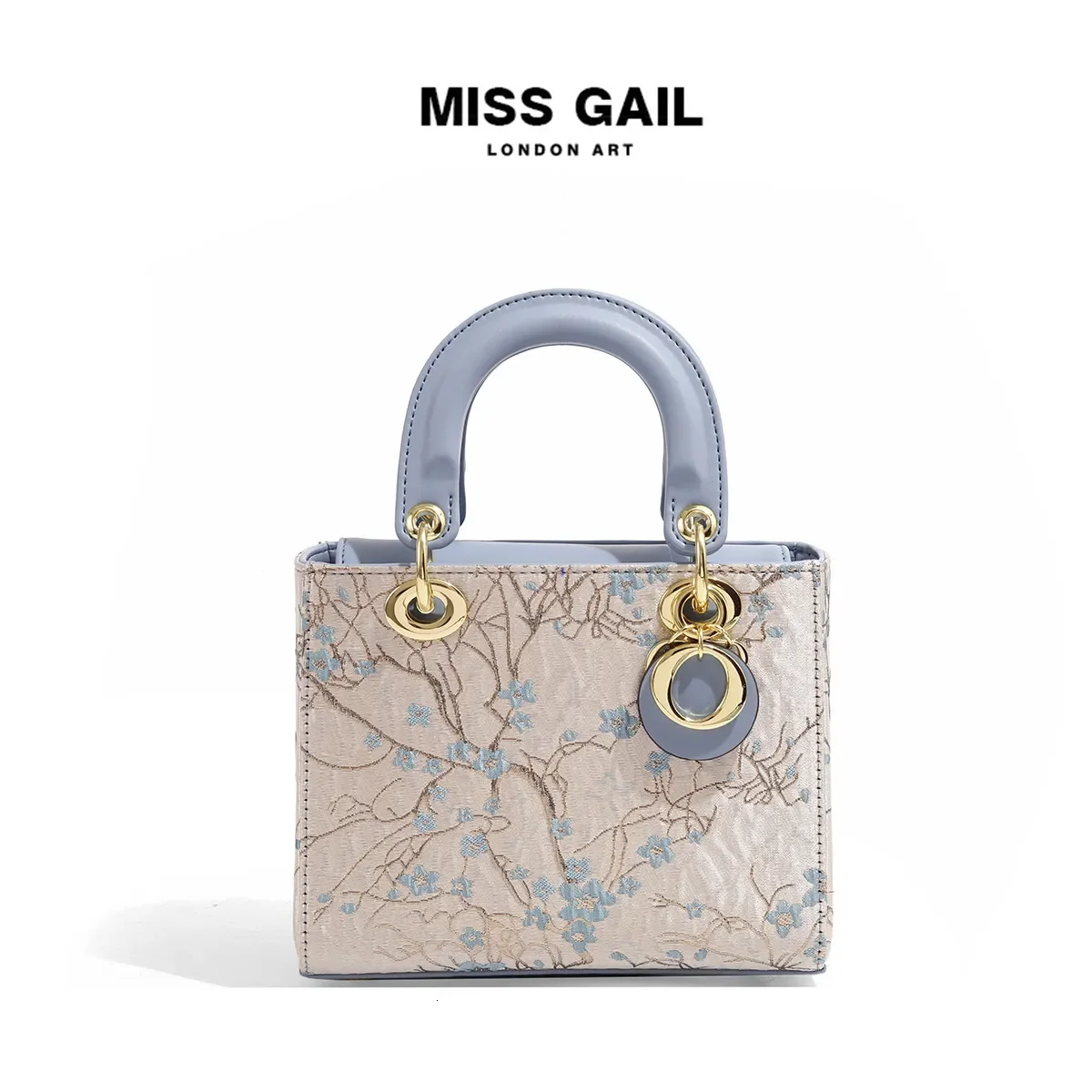 Free Shipping Designer Luxury High-quality Princess Diana Bag Women Large Capacity Handbag New Elegant Plum Blossom Embroidery Shoulder Bag Crossbody Bag
Free Shipping Designer Luxury High-quality Princess Diana Bag Women Large Capacity Handbag New Elegant Plum Blossom Embroidery Shoulder Bag Crossbody Bag