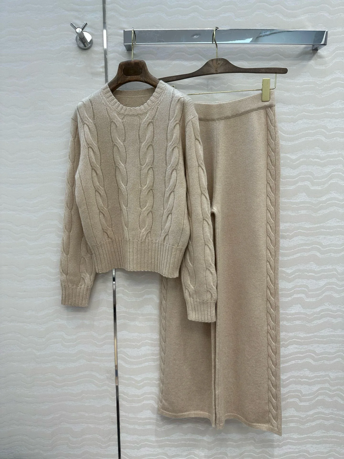Autumn Winter Women's Twisted Pants Suit Round Neck Long Sleeve Sweater + Elastic Waist Straight Wide Leg Pants Casual Knit Set
Autumn Winter Women's Twisted Pants Suit Round Neck Long Sleeve Sweater + Elastic Waist Straight Wide Leg Pants Casual Knit Set