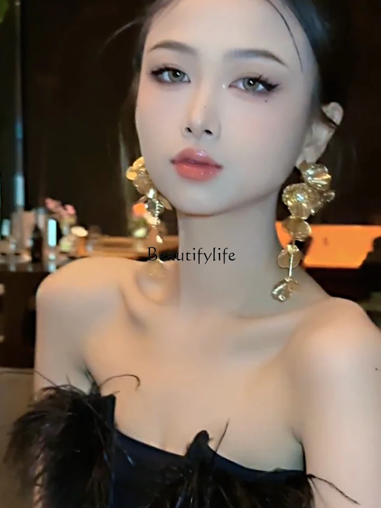Paris Rose Flower Long Earrings European and American Fashion Cool to Make round Face Thin-Looked Niche
Paris Rose Flower Long Earrings European and American Fashion Cool to Make round Face Thin-Looked Niche