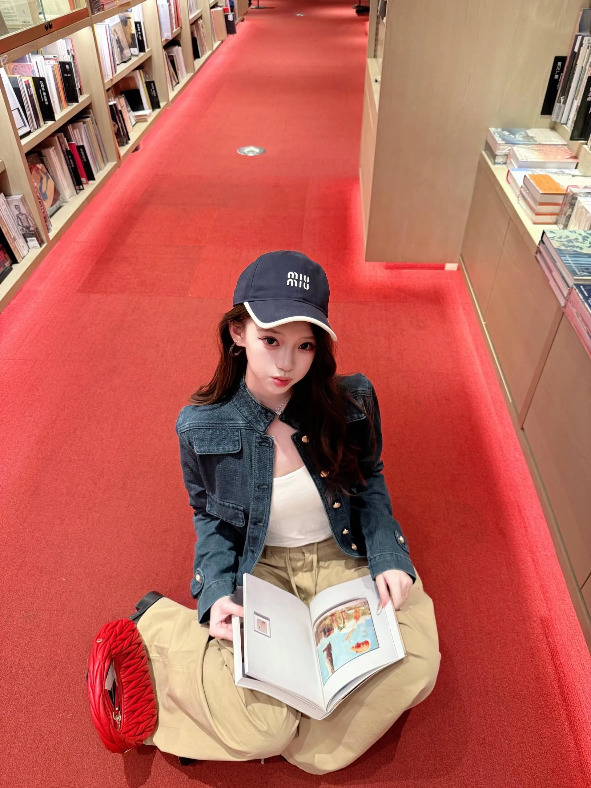 Vintage Style Denim Jacket Short Length Button Closure Metal Buckle Shoulder Width Casual Fit Women's Top Fashion Outerwear
Vintage Style Denim Jacket Short Length Button Closure Metal Buckle Shoulder Width Casual Fit Women's Top Fashion Outerwear