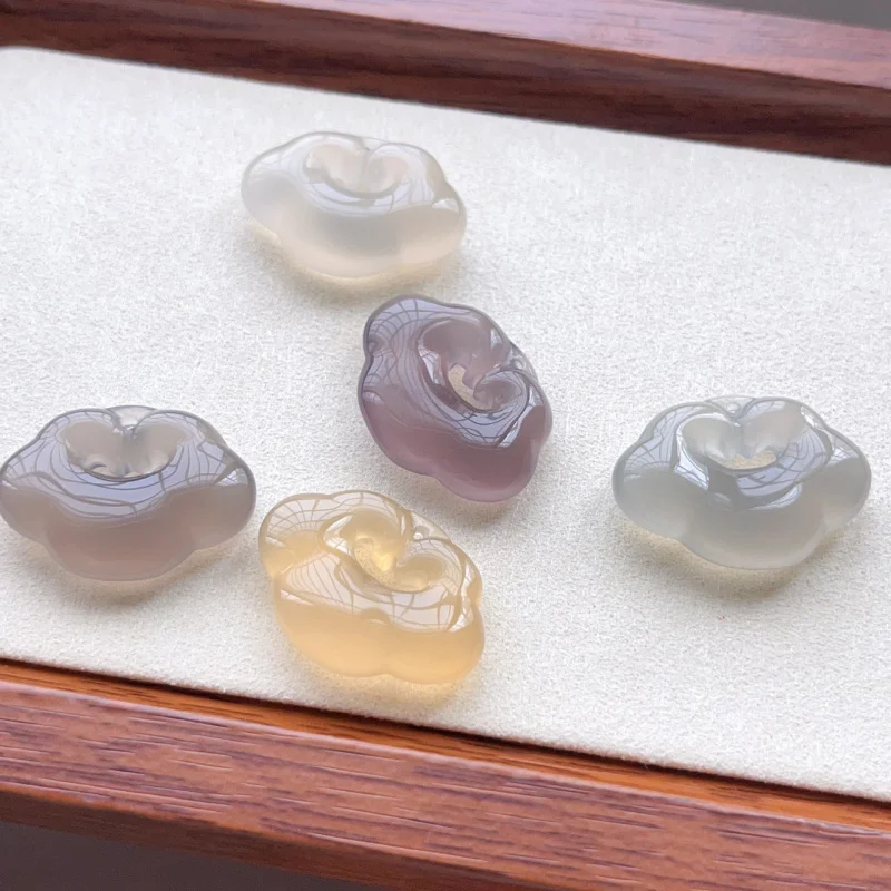 Xiangyun Natural Chalcedony Necklace Accessory Ruyi Cloud Agate Jade Pendant
Xiangyun Natural Chalcedony Necklace Accessory Ruyi Cloud Agate Jade Pendant