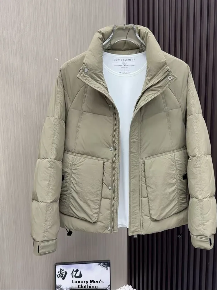 Мужская модная универсальная легкая роскошная пуховая куртка с отложным воротником для делового стиля, теплая верхняя одежда для повседневной носки и поездок на работу
Мужская модная универсальная легкая роскошная пуховая куртка с отложным воротником для делового стиля, теплая верхняя одежда для повседневной носки и поездок на работу