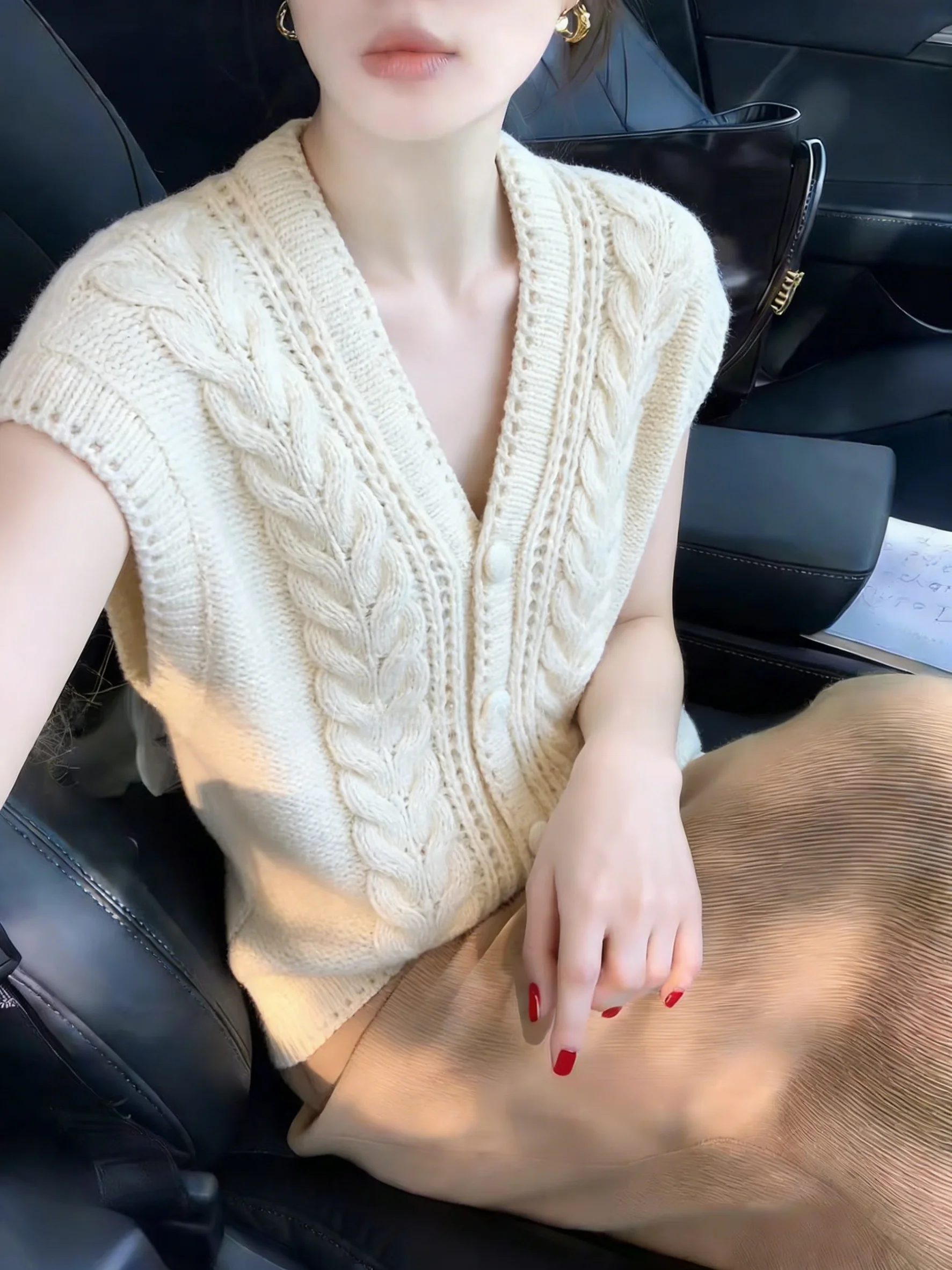 Women's V-Neck Knitted Sweater Vest Autumn Fashionable Versatile Crop Top Self-Keeping Style Korean Straight Cut Silk Blend
Women's V-Neck Knitted Sweater Vest Autumn Fashionable Versatile Crop Top Self-Keeping Style Korean Straight Cut Silk Blend