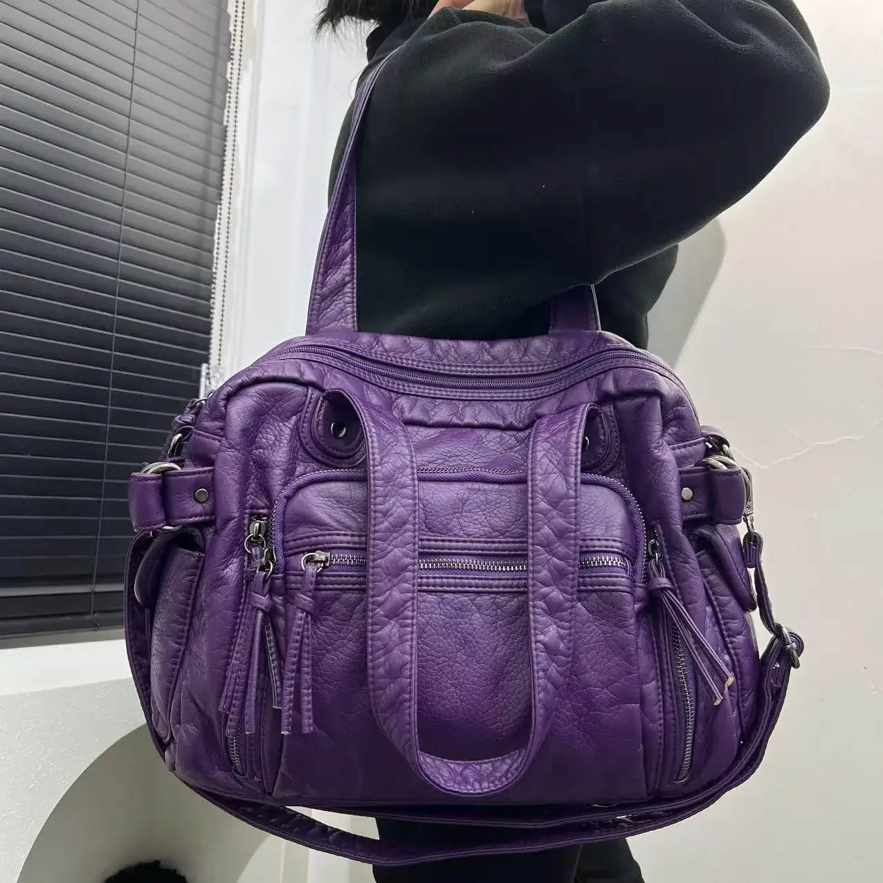 Ladies' fashion Y2K hot girl vintage tote bag with large capacity and multiple pockets, retro street shoulder bag
Ladies' fashion Y2K hot girl vintage tote bag with large capacity and multiple pockets, retro street shoulder bag