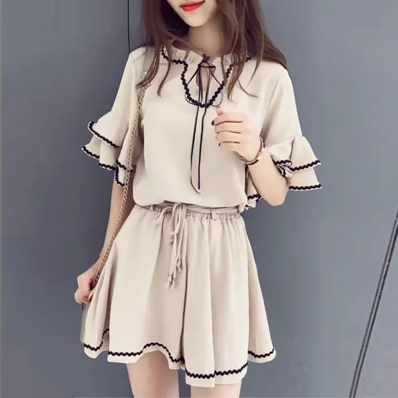 Loose Korean Style Women's Summer Outfit with Lace Sleeves High Waist Wide Leg Shorts Set Fashionable Casual Sportswear
Loose Korean Style Women's Summer Outfit with Lace Sleeves High Waist Wide Leg Shorts Set Fashionable Casual Sportswear