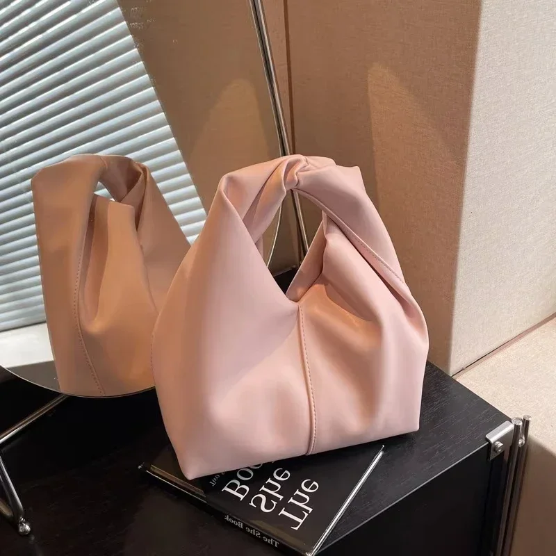 New Pleated Design Fashionable Solid Color Top-Handle Bag 2025 Hot Sale Simple and Elegant Soft Leather Hand-held Dumpling Bag
New Pleated Design Fashionable Solid Color Top-Handle Bag 2025 Hot Sale Simple and Elegant Soft Leather Hand-held Dumpling Bag