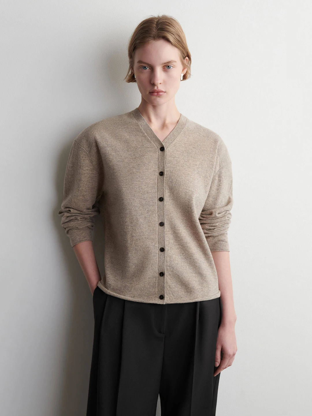 Spring New Casual V-Neck Oatmeal Knitted Long Sleeve Single Button Women's Knitwear Open Cardigan Soft Medium Thickness
Spring New Casual V-Neck Oatmeal Knitted Long Sleeve Single Button Women's Knitwear Open Cardigan Soft Medium Thickness