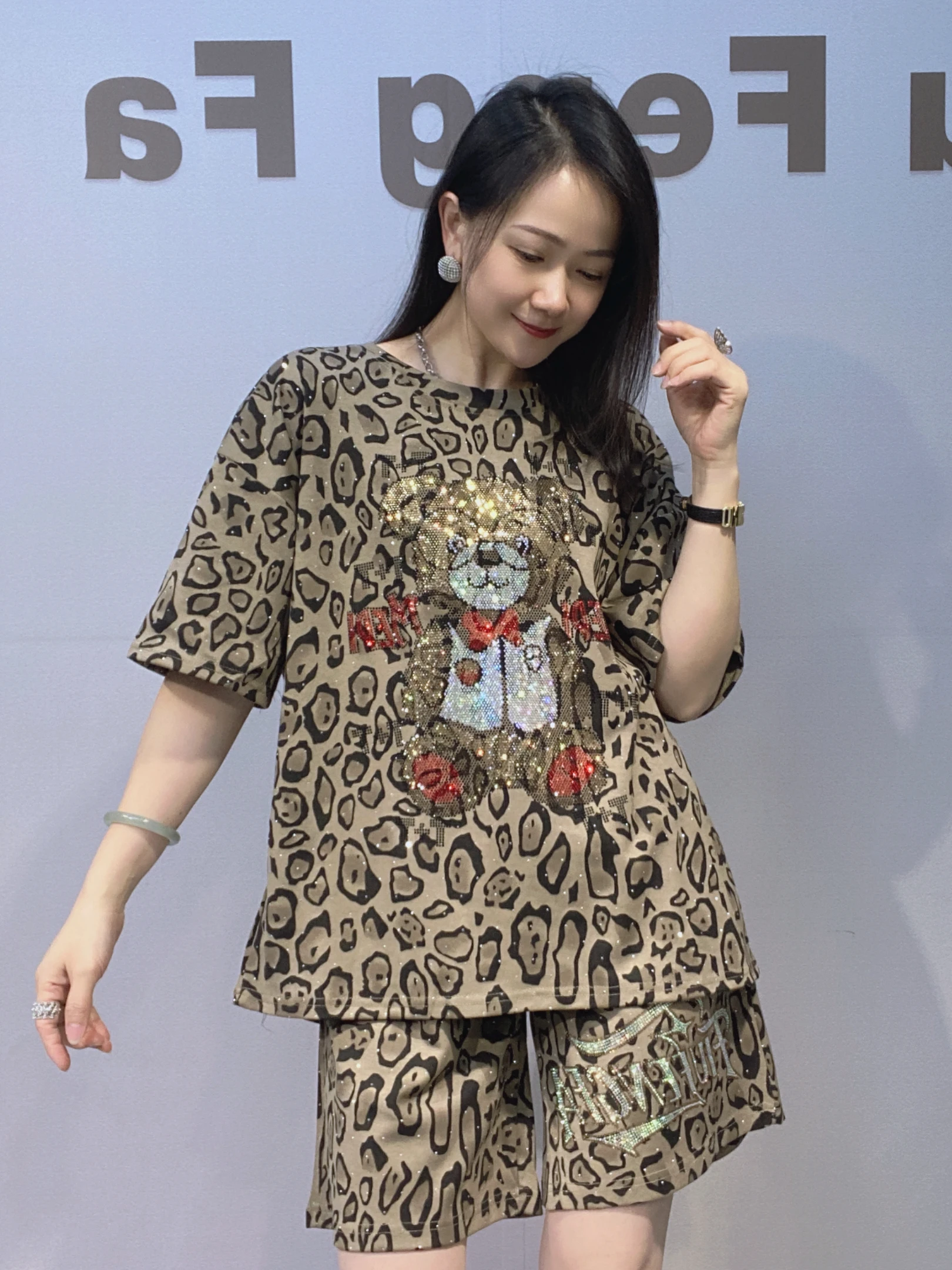 Summer Fashion Casual Glitter round Neck Short Sleeve T-Shirt Shorts plus Size Set Women's Two-Piece Set Leopard Print
Summer Fashion Casual Glitter round Neck Short Sleeve T-Shirt Shorts plus Size Set Women's Two-Piece Set Leopard Print