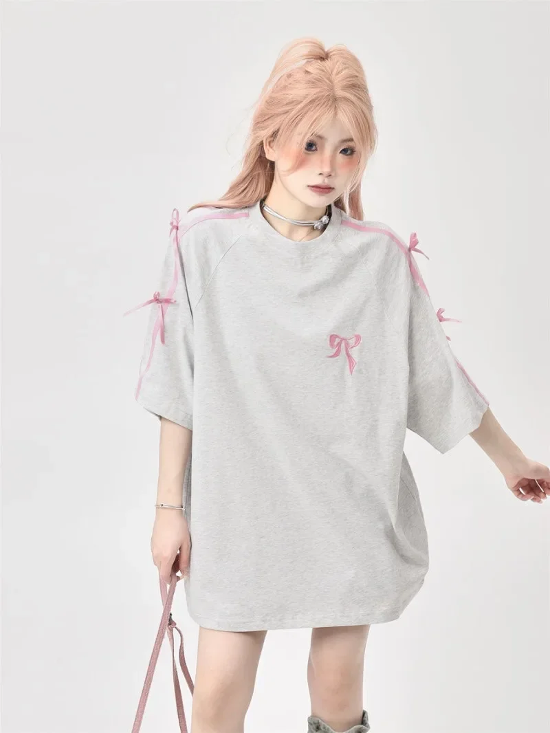Japanese Embroidered Bow Loose Short Sleeved T-shirt Trendy Simple Hottie Streetwear Y2k Top Student Commuting Cotton T-shirts
Japanese Embroidered Bow Loose Short Sleeved T-shirt Trendy Simple Hottie Streetwear Y2k Top Student Commuting Cotton T-shirts