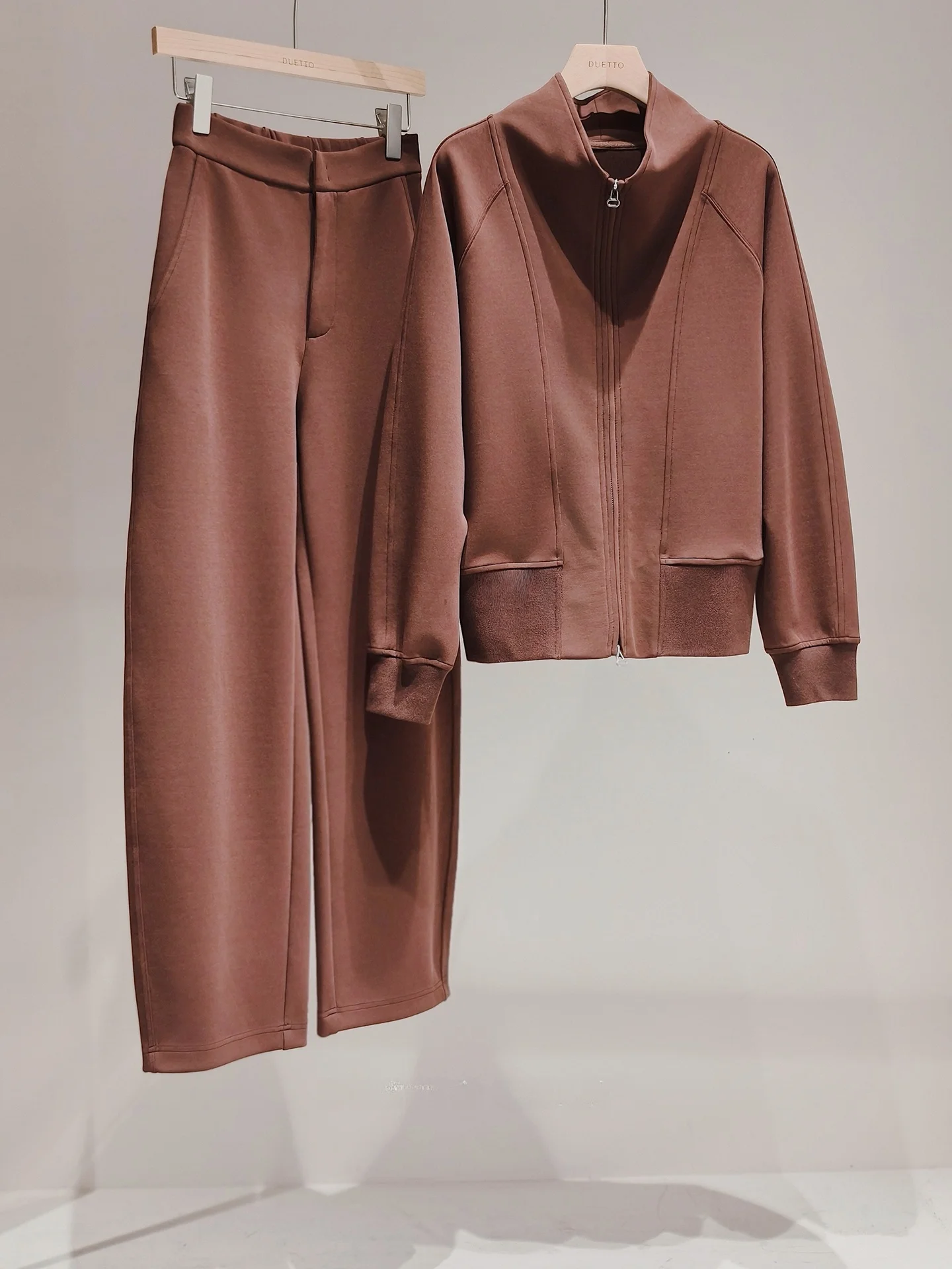 Комплект Duetto: юбка и брюки из плотного хлопкового трикотажа для женщин, модный комплект для послеобеденного чая
Комплект Duetto: юбка и брюки из плотного хлопкового трикотажа для женщин, модный комплект для послеобеденного чая