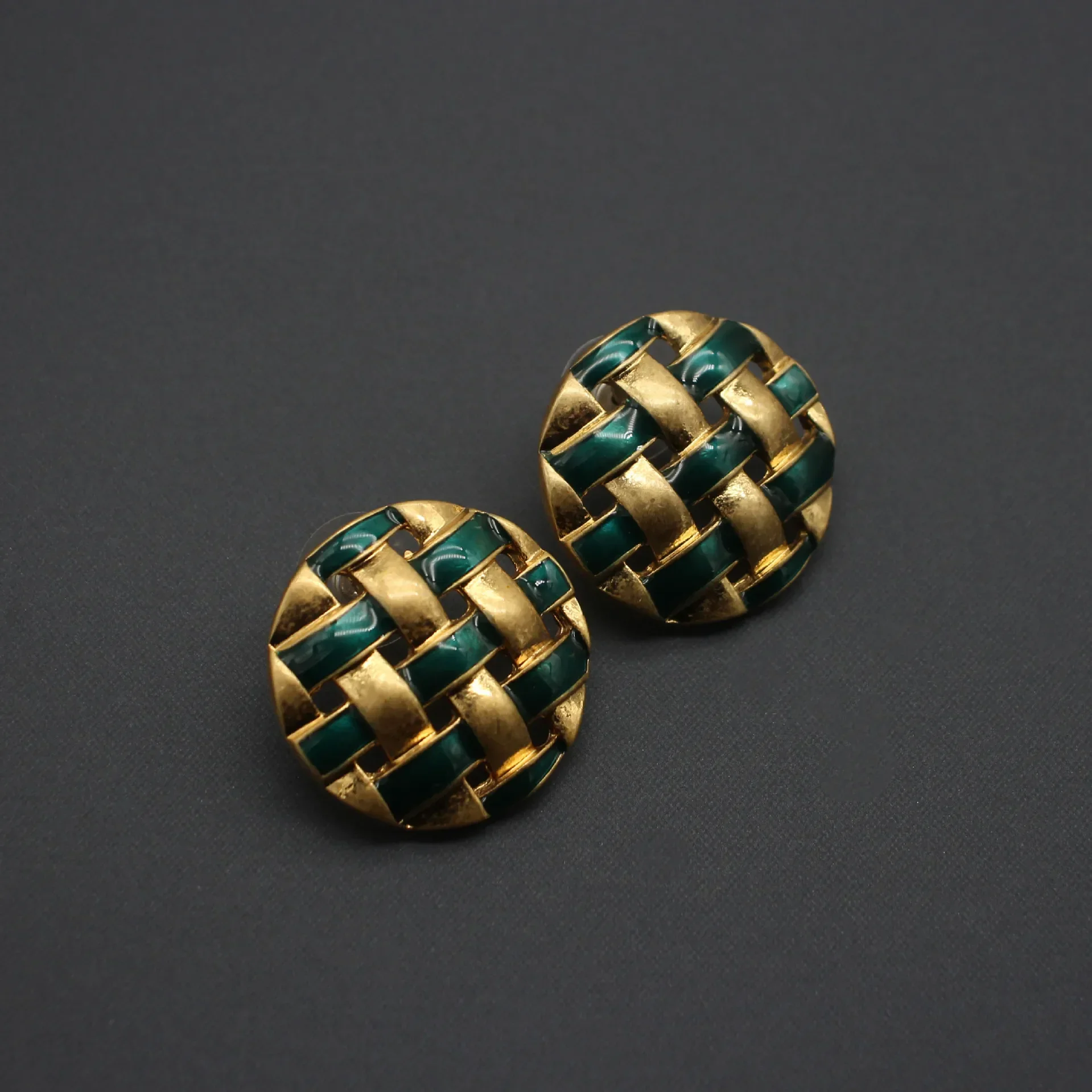 European and American Dark Green Enamel Personalized Retro Woven Earrings Italian Handmade Earrings
European and American Dark Green Enamel Personalized Retro Woven Earrings Italian Handmade Earrings