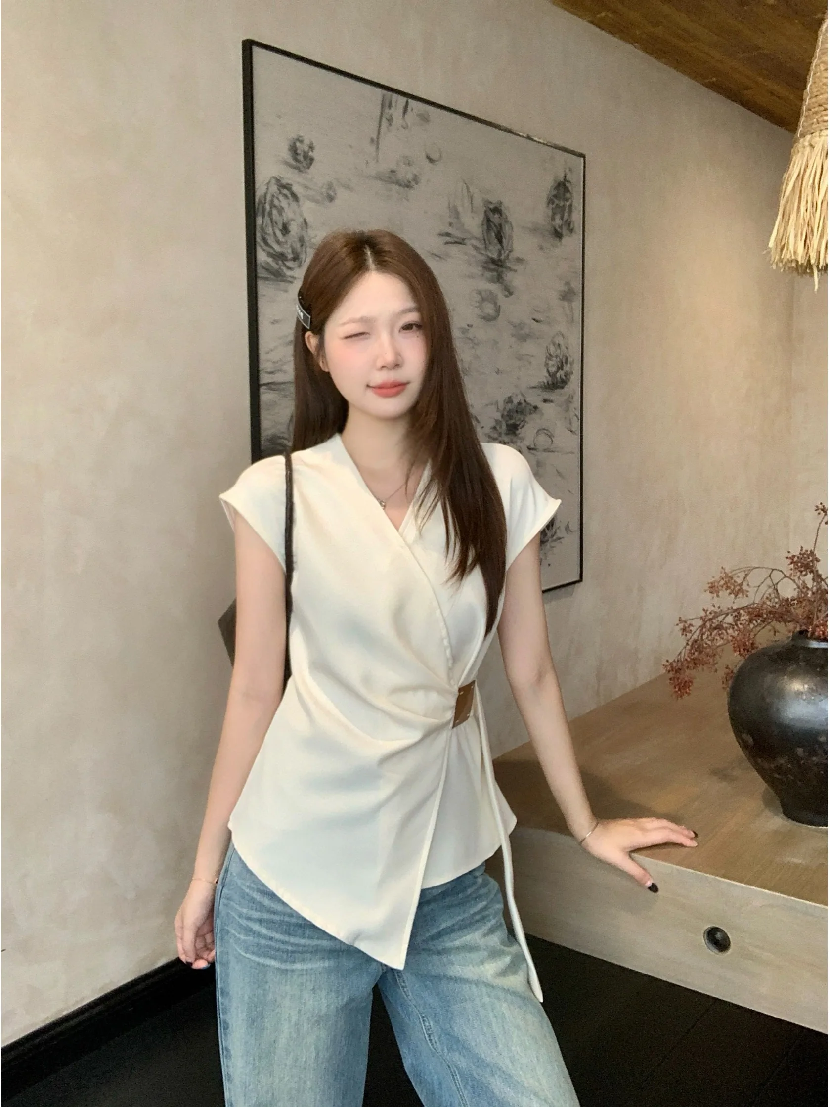 plus Size Fashionable V-Neck Short Sleeve Shirt Summer 2026 Casual Style Slimming Top for Women Meat Covering Trendy Commute
plus Size Fashionable V-Neck Short Sleeve Shirt Summer 2026 Casual Style Slimming Top for Women Meat Covering Trendy Commute