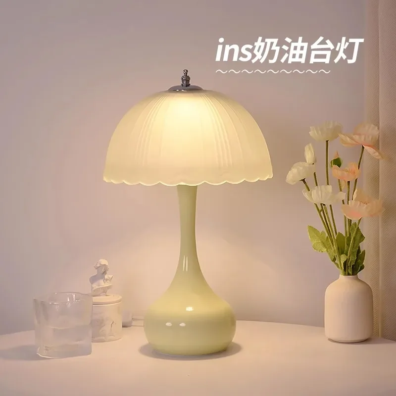 Table lamp bedroom bedside lamp 2025 new light luxury high-end wedding master bedroom romantic atmosphere cream wind night lamp
Table lamp bedroom bedside lamp 2025 new light luxury high-end wedding master bedroom romantic atmosphere cream wind night lamp