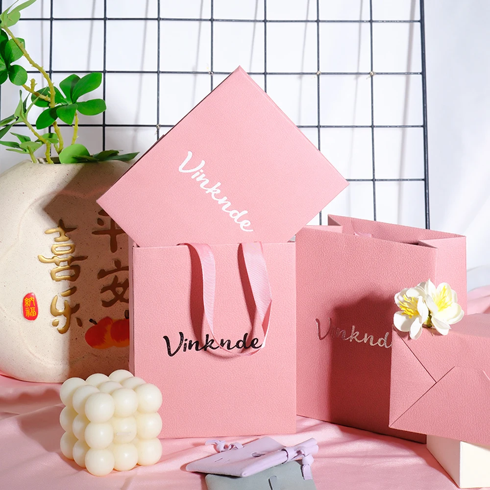 Personalized Pink Gift Jewelry Paper Bag Shopping Portable Tote Bags Ribbon Handle Wedding Dinner Party Supplies Packaging Sack
Personalized Pink Gift Jewelry Paper Bag Shopping Portable Tote Bags Ribbon Handle Wedding Dinner Party Supplies Packaging Sack