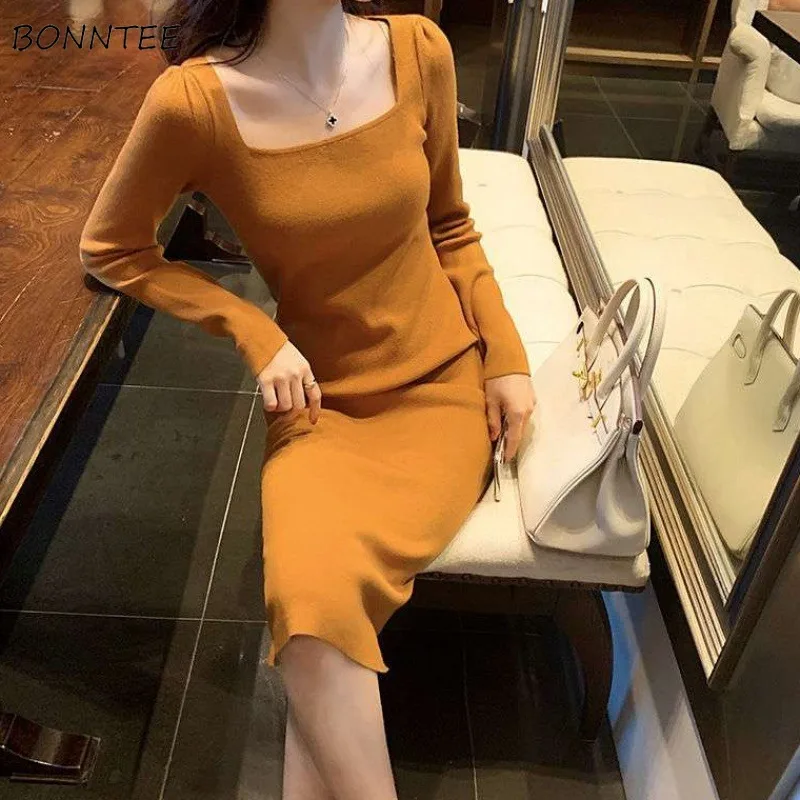 Платье женское однотонное трикотажное средней длины с квадратным вырезом и длинным рукавом
Платье женское однотонное трикотажное средней длины с квадратным вырезом и длинным рукавом