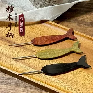 Fanshi Sandalwood Short Handle Small Fish Stainless Steel Crochet Hand Tool Knitting Sweater Shoes Doll Non-slip Material Bag
Fanshi Sandalwood Short Handle Small Fish Stainless Steel Crochet Hand Tool Knitting Sweater Shoes Doll Non-slip Material Bag