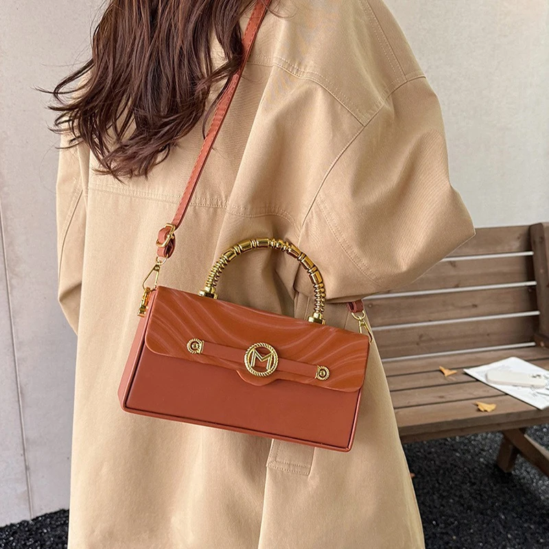 European American Fashionable Handbag Urban Minimalist Lock Buckle Crossbody Small Square Bag Women High-end Chic Shoulder Bags
European American Fashionable Handbag Urban Minimalist Lock Buckle Crossbody Small Square Bag Women High-end Chic Shoulder Bags