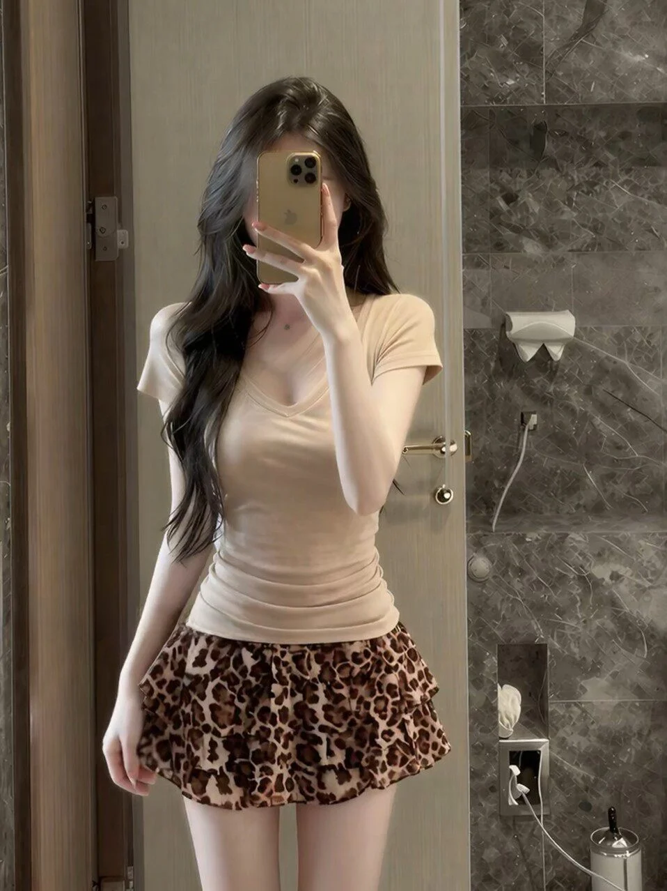 Retro Korean Style V-Neck Short Sleeve Top And Leopard Print Half Skirt Set Women's Summer Fashionable Spicy Girl Outfit
Retro Korean Style V-Neck Short Sleeve Top And Leopard Print Half Skirt Set Women's Summer Fashionable Spicy Girl Outfit